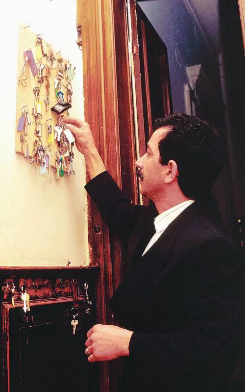 "Io, portiere del palazzo 
deserto pagato da anni 
per non far nulla"