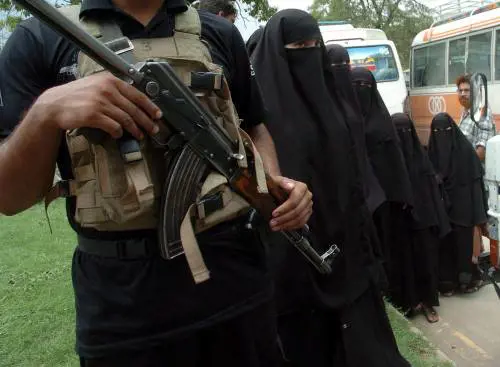 Pakistan, kamikaze 
si fa esplodere vicino 
alla Moschea Rossa