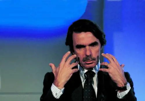 "Zapatero usa la laicità 
per nascondere la crisi"