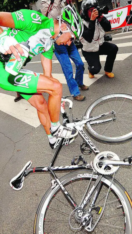 È un Tour di cadute Cunego si salva grazie alla giuria