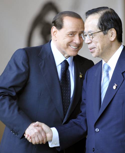 Caro petrolio, Berlusconi sprona il G8 
"Ora intervenga l'Antitrust europeo"