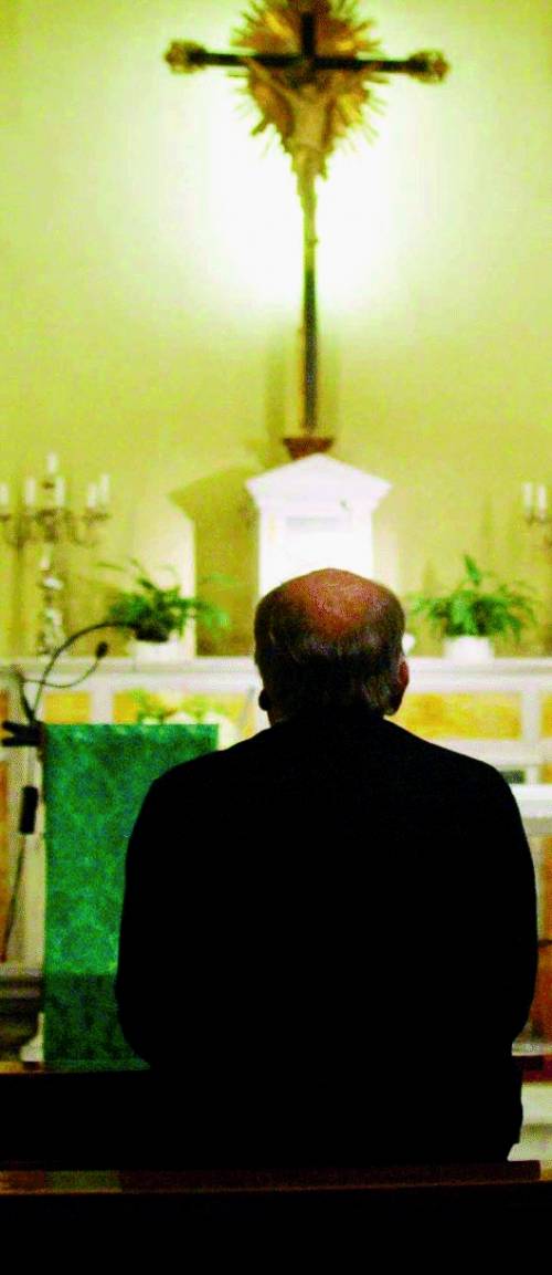 Don Farinella «riforma»  la liturgia della Messa  per maledire il governo