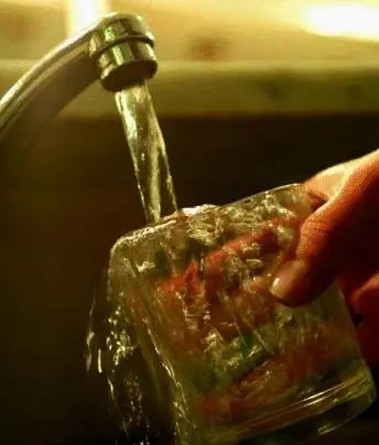 «Lacqua del rubinetto meglio della minerale»