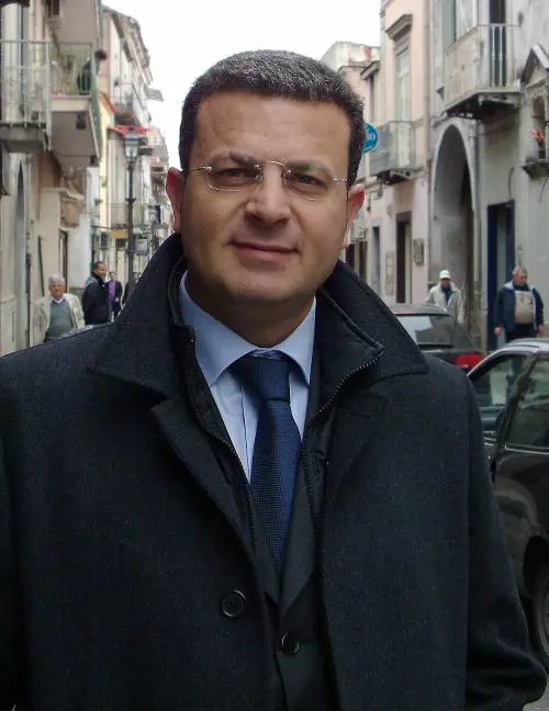 Agguato di camorra 
tra i bagnanti: ucciso 
il padre del sindaco