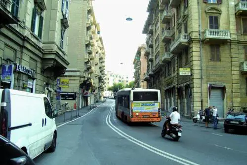 I bus hanno le corsie riservate ma non le usano