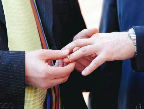 Perse il compagno in un incidente: l’assicurazione risarcisce il "vedovo"