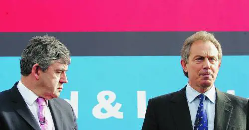 Blair pugnala l’ex-amico Brown: «Vuoto, confuso e senza strategie»