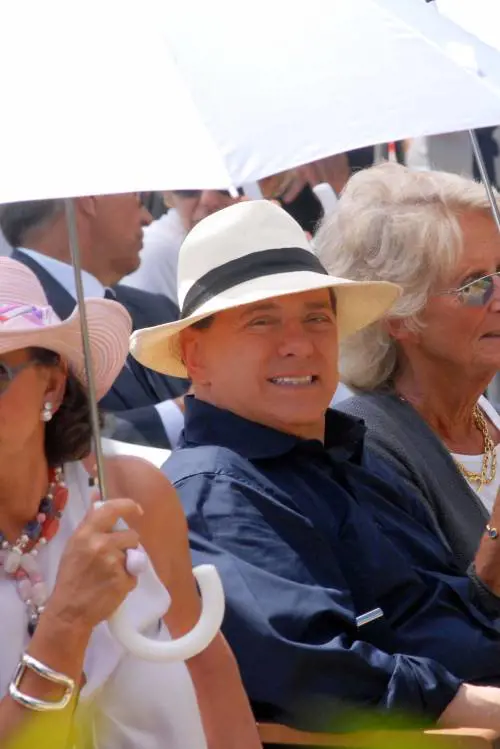 Nuovo look di Silvio: shopping in bretelle