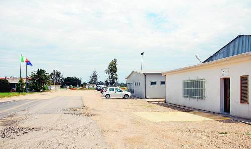 L’aeroporto-pascolo dove nessuno vuole atterrare