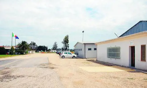 L’aeroporto-pascolo dove nessuno vuole atterrare