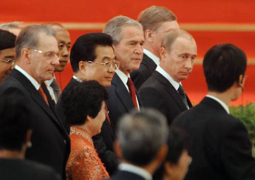 Affondo di Bush e Sarkò: "Più libertà"  
Pechino: "Non vogliamo interferenze"