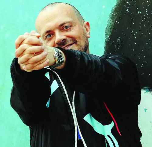 «Scrivo romanzi e canto pop Ecco lItalia vista dal mio bar»