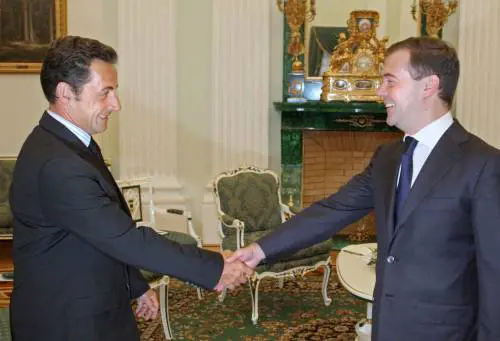 A Mosca Sarkozy trova l'accordo 
E gli Usa minacciano: fuori dal G8