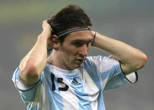 Messi-Ronaldinho, la sfida delle stelle per non tornare a casa