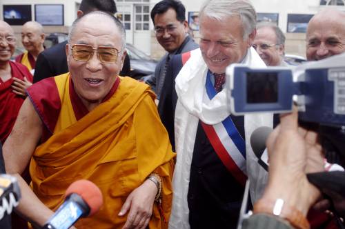 Il Dalai Lama accusa: "La Cina spara sulla folla"