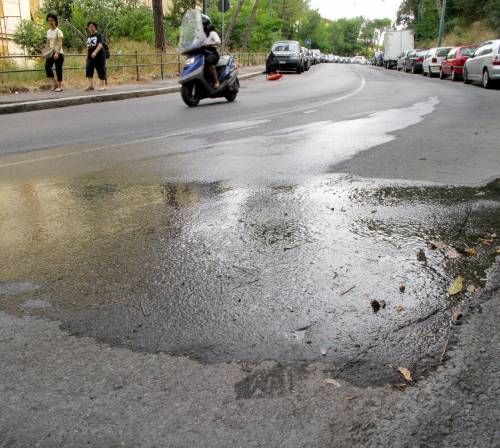 Acqua in curva, pericolo in corso Monte Grappa