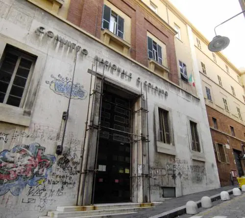 Donna trovata morta nel cortile di una scuola