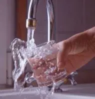 Acqua, in cinque anni più cara del 34%. Il record a Bologna, Milano virtuosa