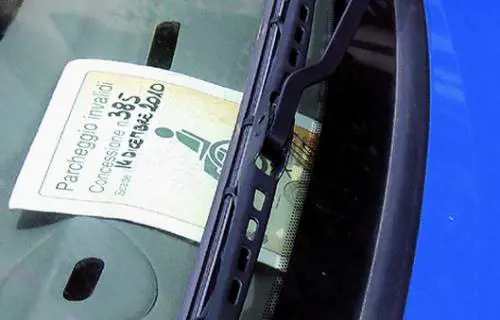 I disabili: «Cacciate il politico del doppio pass»