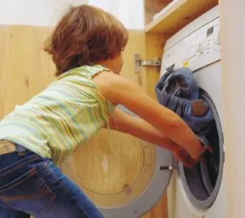 Bimbi colf: le pulizie 
che aiutano a crescere