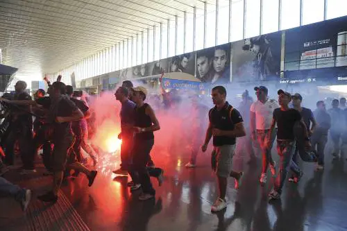 Ultras napoletani "sequestrano" il treno 
Il governo: "Pensiamo di vietare le trasferte" 