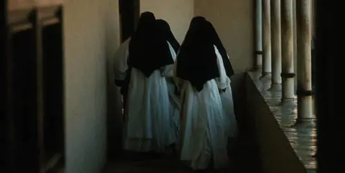 La fidanzata si fa suora lui assedia il convento