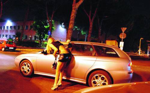 Prostituta romena in fuga fa arrestare gli sfruttatori