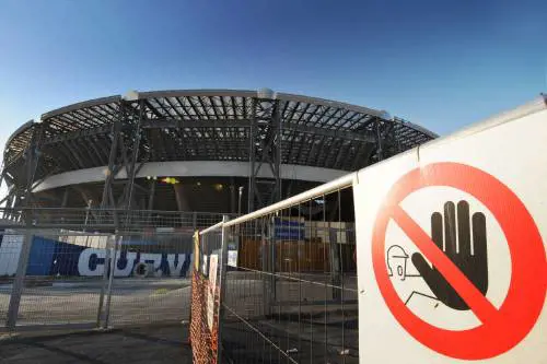 Curve chiuse per due mesi: Napoli si ribella