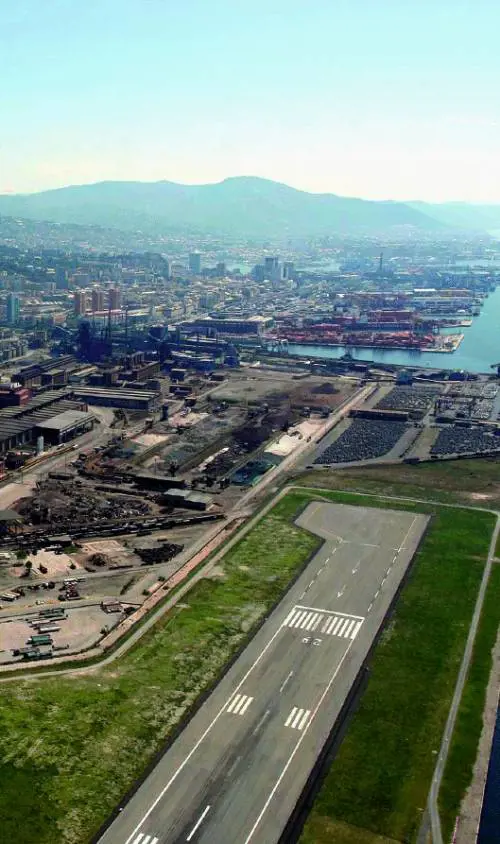 L’aereo cambia rotta  e «bombarda»  di rumore il ponente