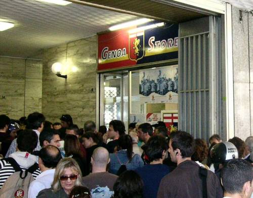 Al Genoa Store è caccia a biglietti e abbonamenti