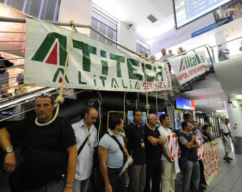 La rabbia dei dipendenti in corteo: "Così non si firma, meglio fallire"