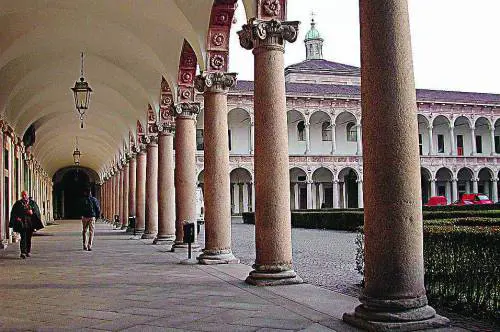 Luci da film sulla Statale, largo Richini pedonale