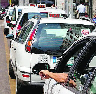 Trattativa ad oltranza con i sindacati, taxi a rischio sciopero