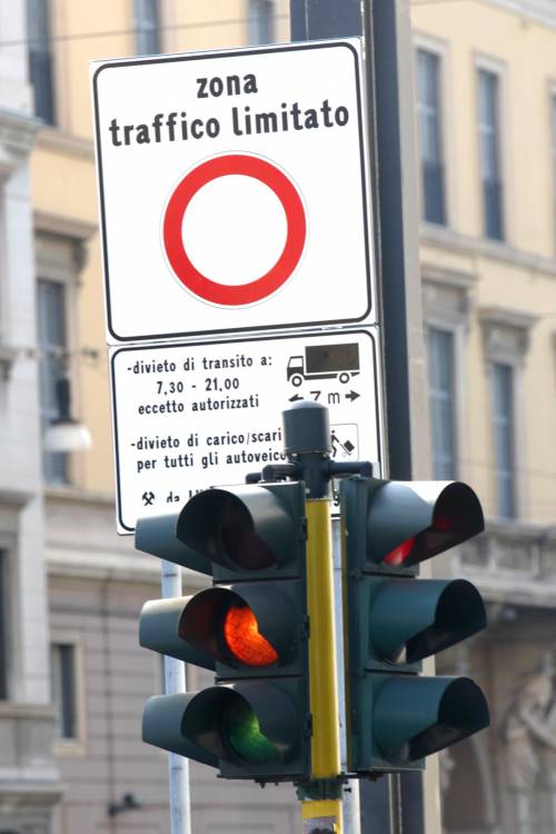 Semafori con il rosso truccato: così 30 città si spartivano la torta