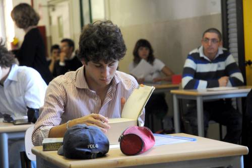 Professore minaccia bocciatura, condannato