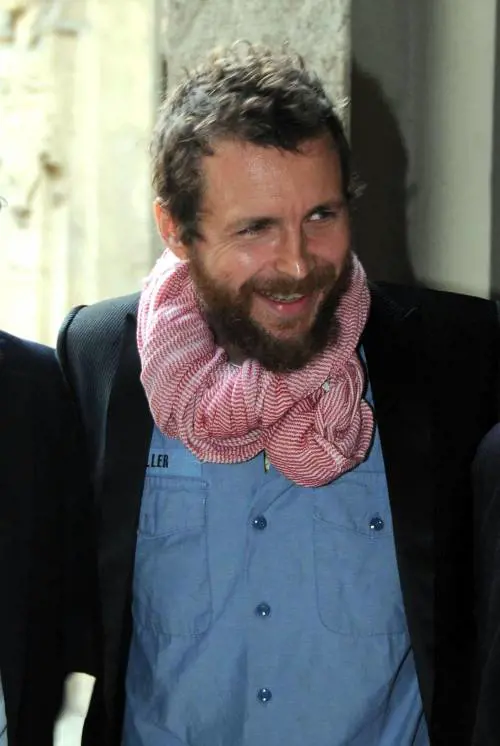 Jovanotti "statua" 
con la tuta azzurra