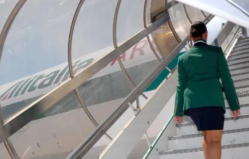 Niente hub e trasferte: 
Alitalia taglierà i costi