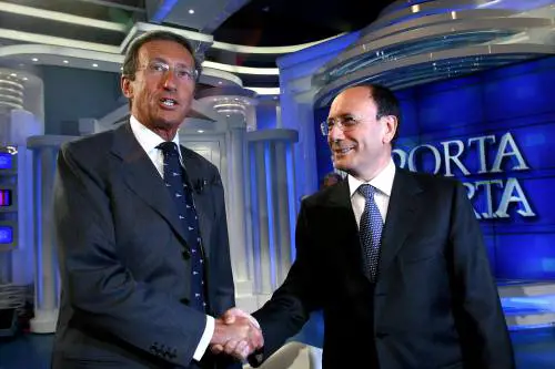 Fini: "Mi opporrò all'abuso dei decreti" 
Schifani: "Ma così il lavoro è più proficuo"