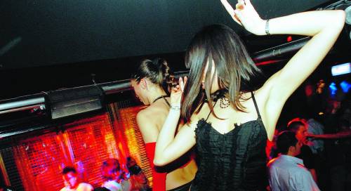 «Salvate mio figlio». E scatta il blitz in discoteca