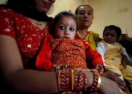 Nepal, il governo maoista  
insedia la nuova dea bambina