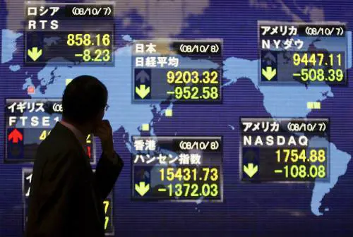 Berlusconi: "Nessuna banca fallirà" 
Tassi, Fed e Bce tagliano mezzo punto