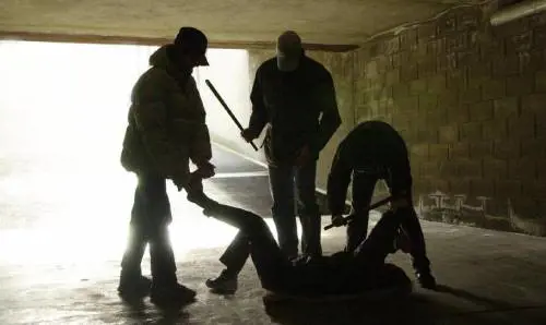 Sedicenne massacrato e filmato col telefonino