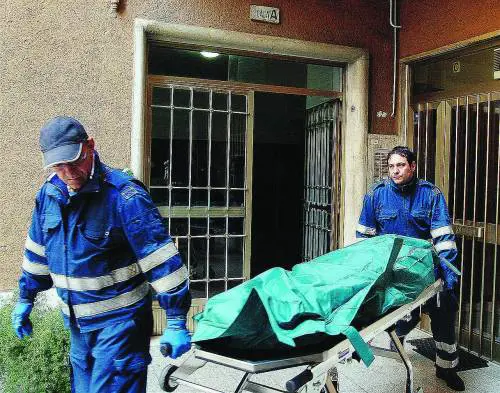 Uccide la madre malata e chiama la polizia
