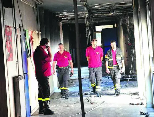 Branco di vandali in azione: devastata una scuola media