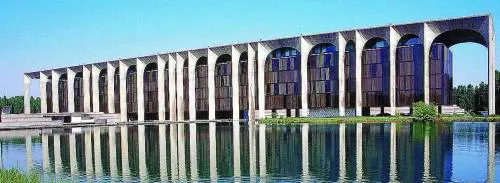 Mondadori brinda alla cessione delle tipografie