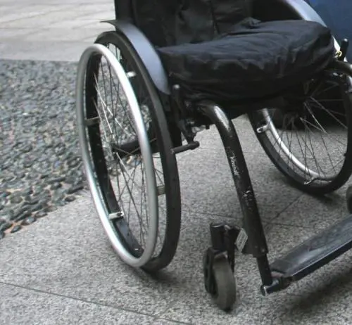 Senza corrente lascensore per il bimbo disabile