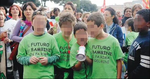 Slogan rabbiosi, pugni chiusi e bimbi in corteo