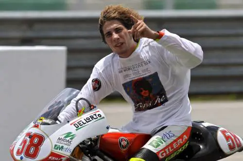 Simoncelli iridato 250 
Rossi vince nella MotoGp