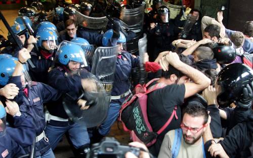 Scuola, tensione al corteo di Milano: scontri