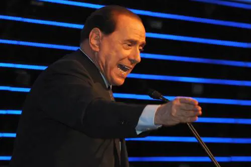 Berlusconi: convocherò 
imprese e banche 
"Famiglie a rischio"
